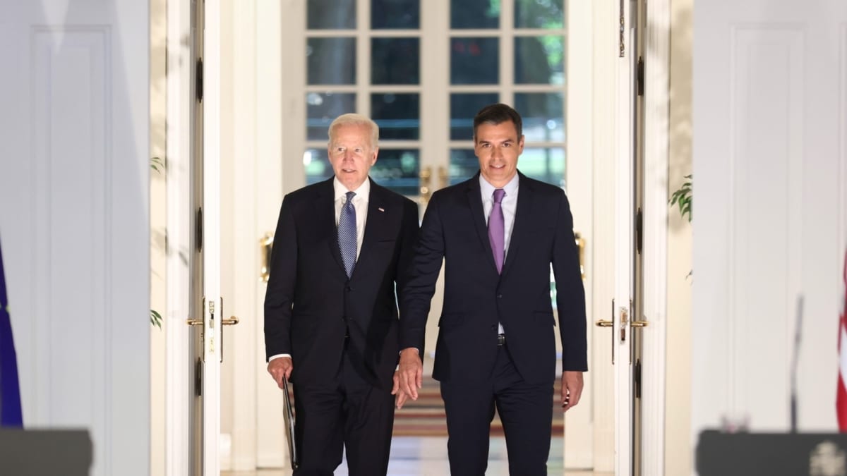 El presidente de los Estados Unidos, Joe Biden (i) y el presidente del Gobierno, Pedro Sánchez (d), a su llegada a una rueda de prensa tras su reunión en el Palacio de La Moncloa