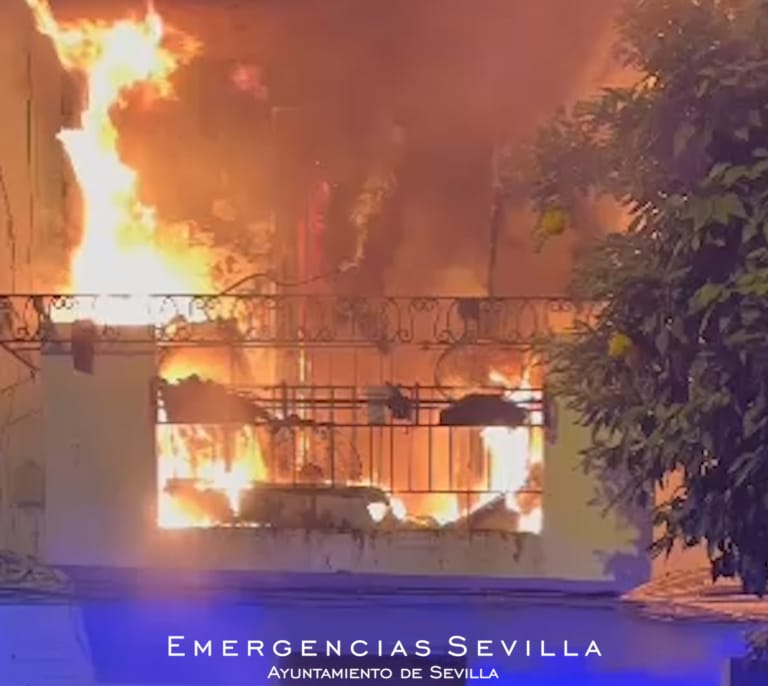 Un espectacular incendio en una vivienda provoca seis hospitalizaciones en Sevilla