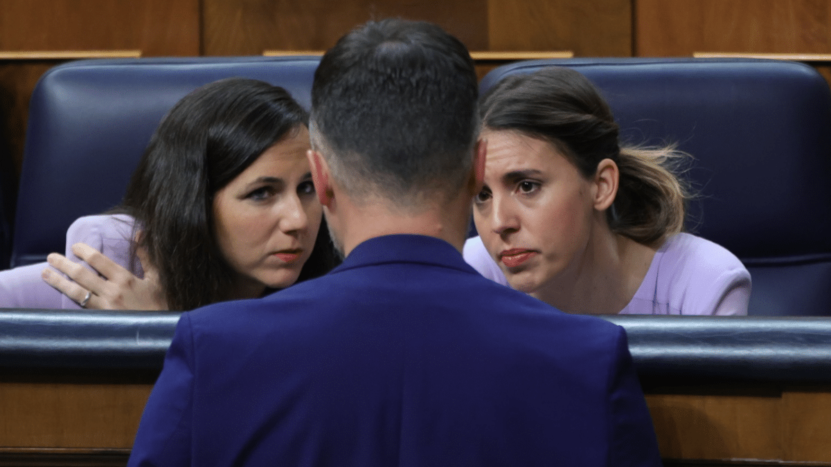 Ione Belarra e Irene Montero, entonces ministras de Derechos Sociales e Igualdad, respectivamente, conversan con Gabriel Rufián durante el pleno del 20 de abril de 2023 en el que PSOE y PP votaron juntos a favor de la reforma de la ley del 'sólo sí es sí'.