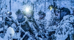 A la caza del árbol de Navidad perfecto, así es la felicitación de la OTAN en el polo norte