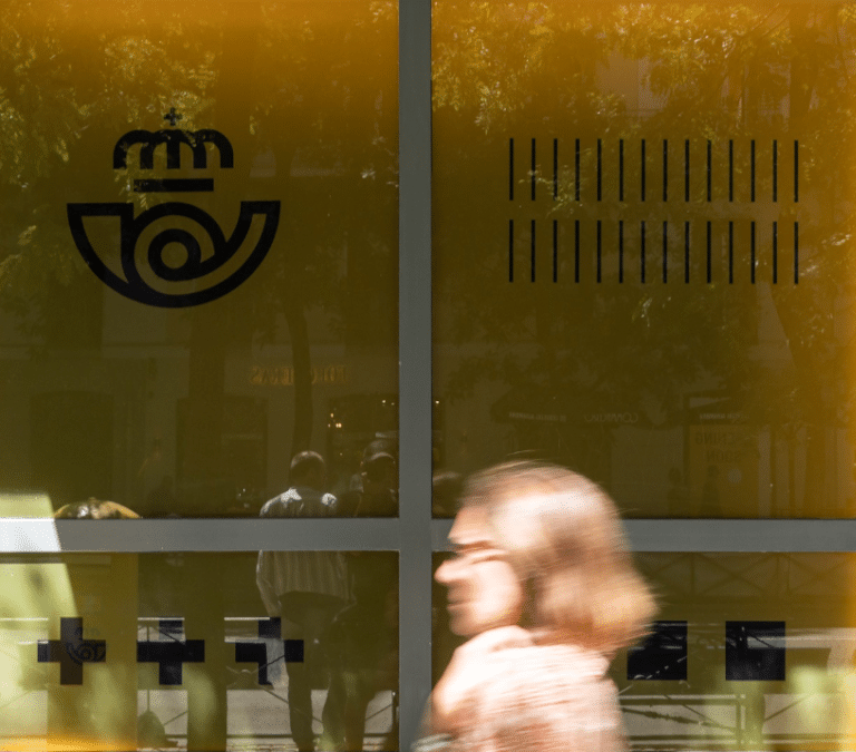 Correos actualiza sus tarifas para 2024: mandar una carta cuesta más del doble que hace una década