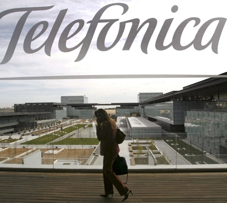 El Gobierno irrumpe en Telefónica con la compra del 3% de la compañía a través de la SEPI