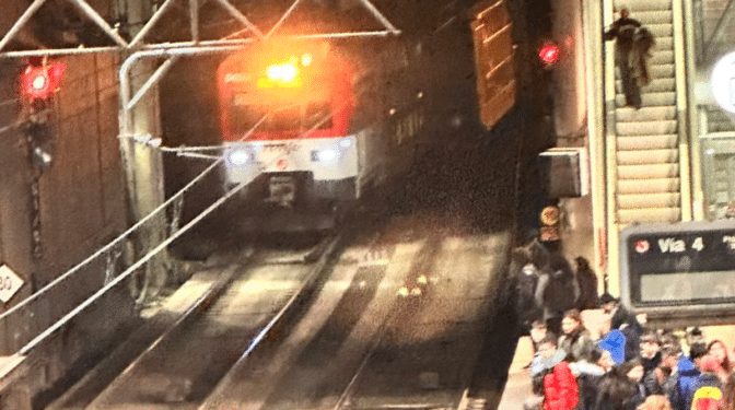 Un tren de Cercanías descarrila en Atocha y bloquea la comunicación con Chamartín