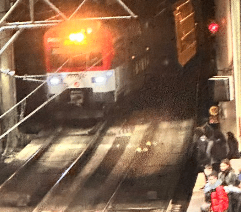 Un tren de Cercanías descarrila en Atocha y bloquea la comunicación con Chamartín