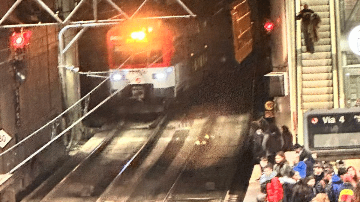 Imagen del tren de Cercanías descarrilado este martes en el acceso a la estación de Atocha.