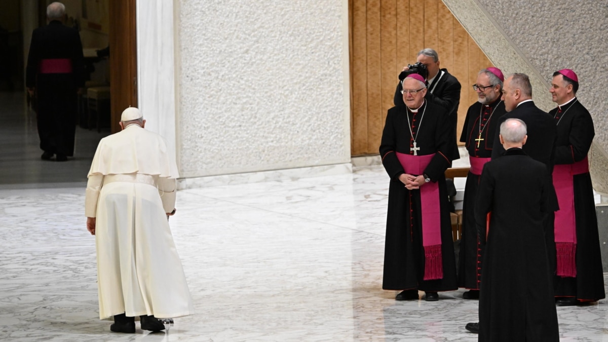El Papa Francisco camina para encontrarse con los artistas del Belén viviente de la Basílica de Santa María la Mayor en el Vaticano, 16 de diciembre de 2023.