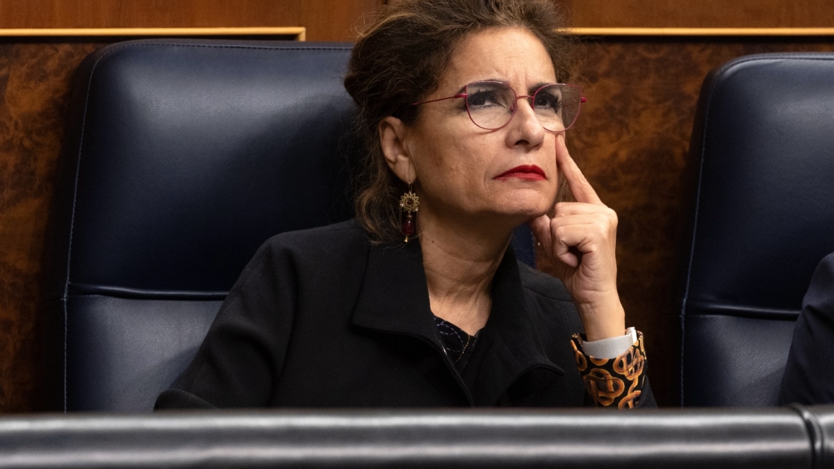 La vicepresidenta cuarta y ministra de Hacienda y Función Pública, María Jesús Montero, durante una sesión de control al Gobierno, en el Congreso de los Diputados, a 13 de diciembre de 2023, en Madrid (España).