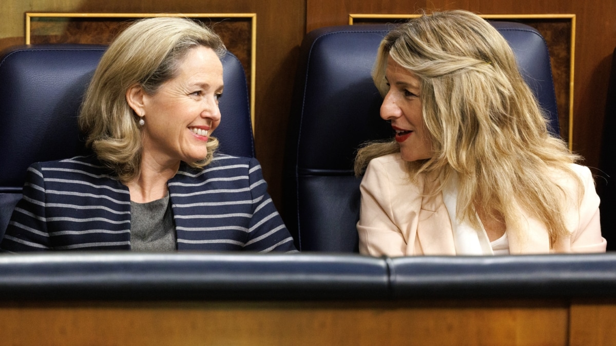 La vicepresidenta primera y ministra de Asuntos Económicos y Transformación Digital, Nadia Calviño (i) y la vicepresidenta segunda y ministra de Trabajo y Economía Social, Yolanda Díaz (d), durante la segunda sesión de la moción de censura, en el Congreso de los Diputados