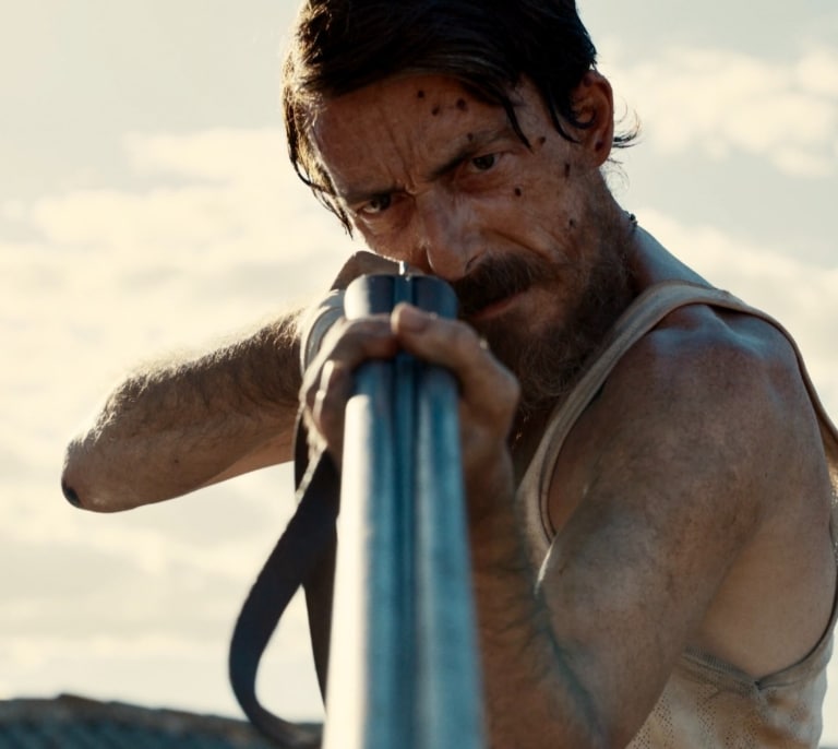 Víctor Clavijo muta en cerdo en 'La espera', cumbre del terror rural a la española