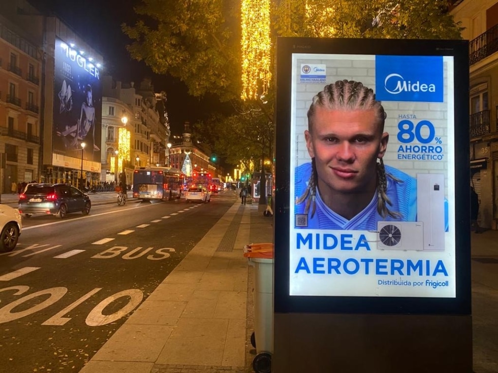 Anuncio de Midea con la imagen de Haaland en la calle Sevilla (Madrid)