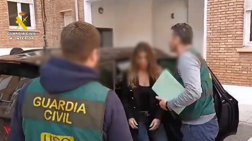 Momento de la detención de Aline F., la mujer que denunció a Cándido Conde-Pumpido Jr. por agresión sexual.