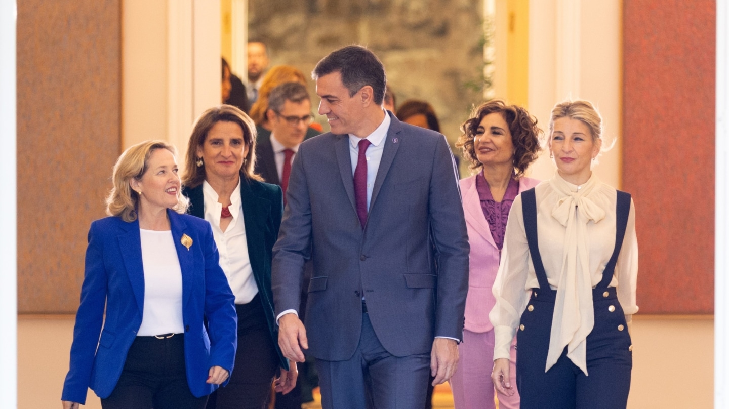 Nadia Calviño, Pedro Sánchez y Yolanda Díaz llegan para colocarse en la foto de familia del Gobierno de la XV legislatura, en el Palacio de la Moncloa.