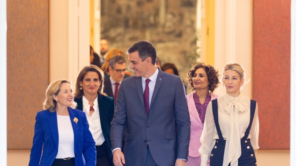 Nadia Calviño, Pedro Sánchez y Yolanda Díaz llegan para colocarse en la foto de familia del Gobierno de la XV legislatura, en el Palacio de la Moncloa.