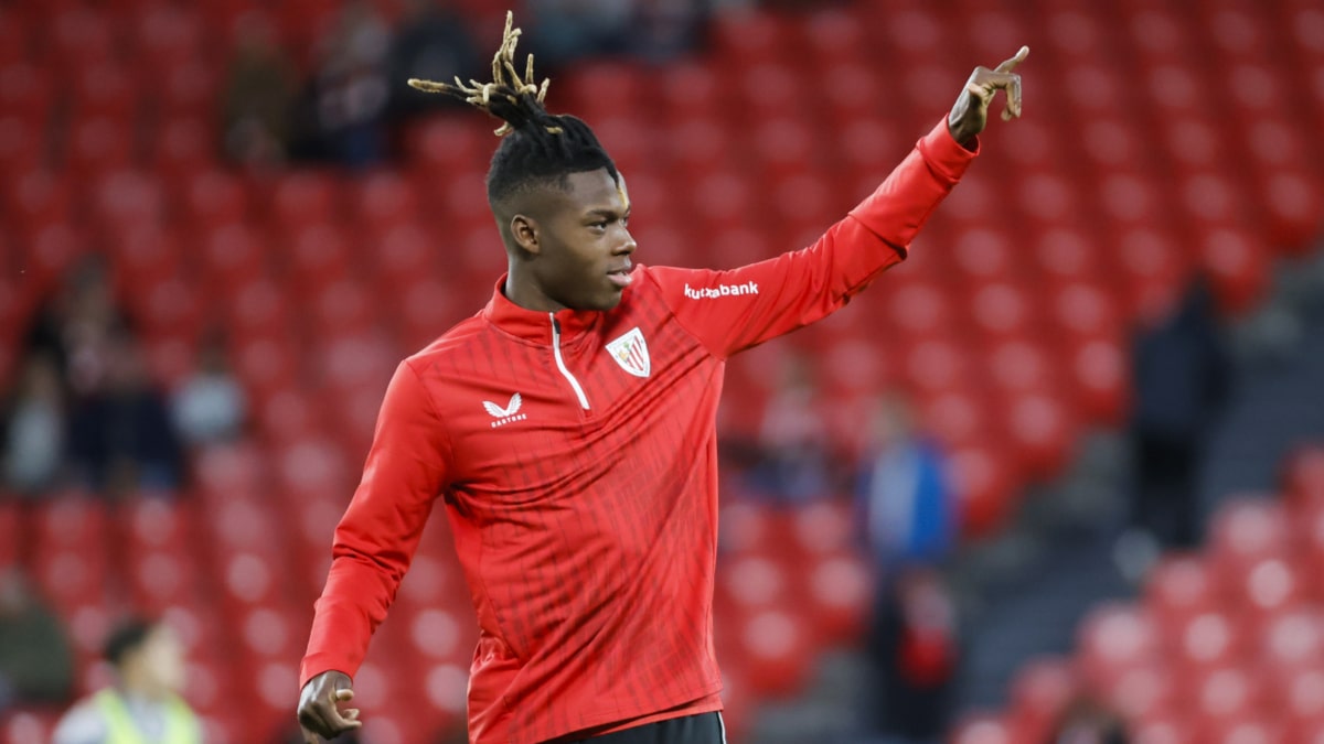 El delantero del Athletic Nico Williams calienta antes del partido de la vigésima jornada de LaLiga entre Athletic Club de Bilbao y Real Sociedad