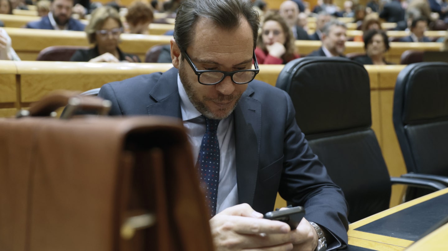 MADRID, 10/01/2024.- El ministro de Transportes y Movilidad Sostenible, Óscar Puente, durante un pleno del Congreso celebrado excepcionalmente en el Senado, este miércoles en Madrid. El pleno del Congreso debate la convalidación de tres decretos del Gobierno con medidas para amortiguar la crisis sin que todavía haya logrado los apoyos necesarios para sacarlos adelante, por lo que se prevé una negociación in extremis, especialmente con partidos como Junts que apoyaron la investidura de Pedro Sánchez, claves para su aprobación. EFE/ Mariscal