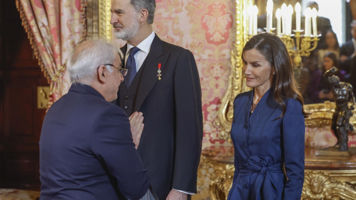 La reina Letizia durante el besamanos del Palacio Real con motivo del recibimiento a los embajadores. Concretamente, en esta imagen saludan a Reza Zabib, embajador de Irán.