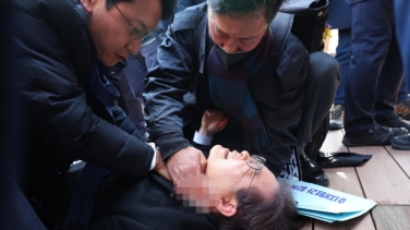 Apuñalan en el cuello al líder de la oposición de Corea del Sur
