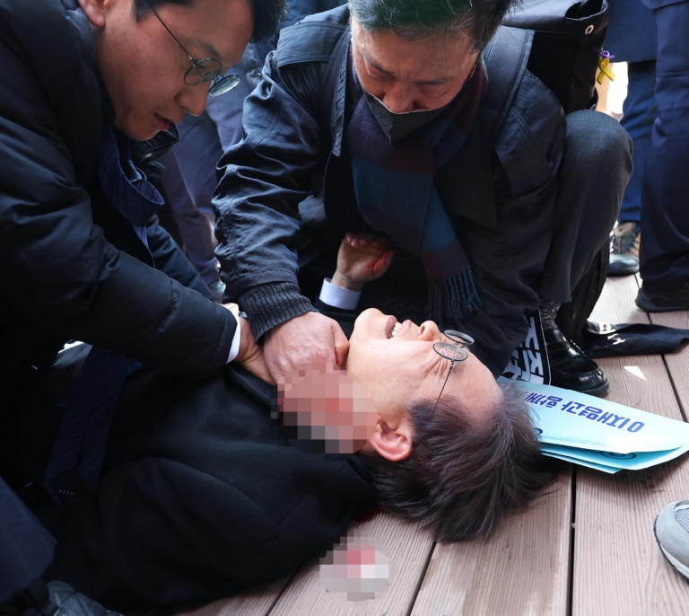 Apuñalan en el cuello al líder de la oposición de Corea del Sur