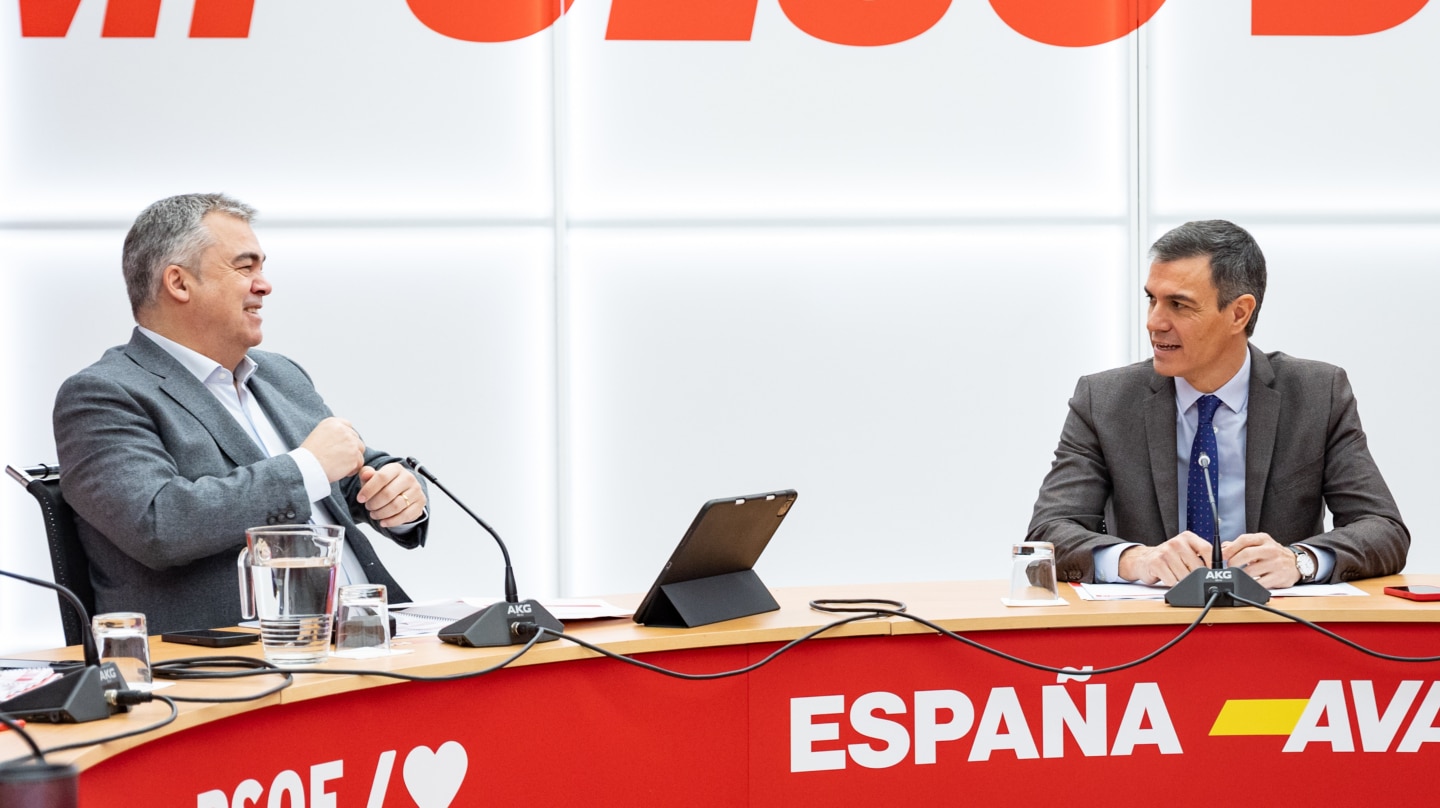 MADRID, 15/01/2024.- El secretario General del PSOE y presidente del Gobierno, Pedro Sánchez, (d) y el secretario de organización del partido, Santos Cerdán (i) conversan este lunes durante la reunión del Comité Organizador de la Convención Política del PSOE en la sede el partido en Madrid. EFE/PSOE / SOLO USO EDITORIAL/SOLO DISPONIBLE PARA ILUSTRAR LA NOTICIA QUE ACOMPAÑA (CRÉDITO OBLIGATORIO)