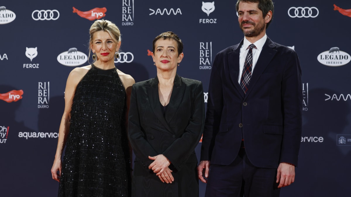 La vicepresidenta segunda, Yolanda Díaz (i), María Guerra, presidenta de la Asociación de Informadores de Cine de España (AICE), y el ministro de cultura, Ernest Urtasun Domènech (d), posan en la alfombra roja de los Premios Feroz
