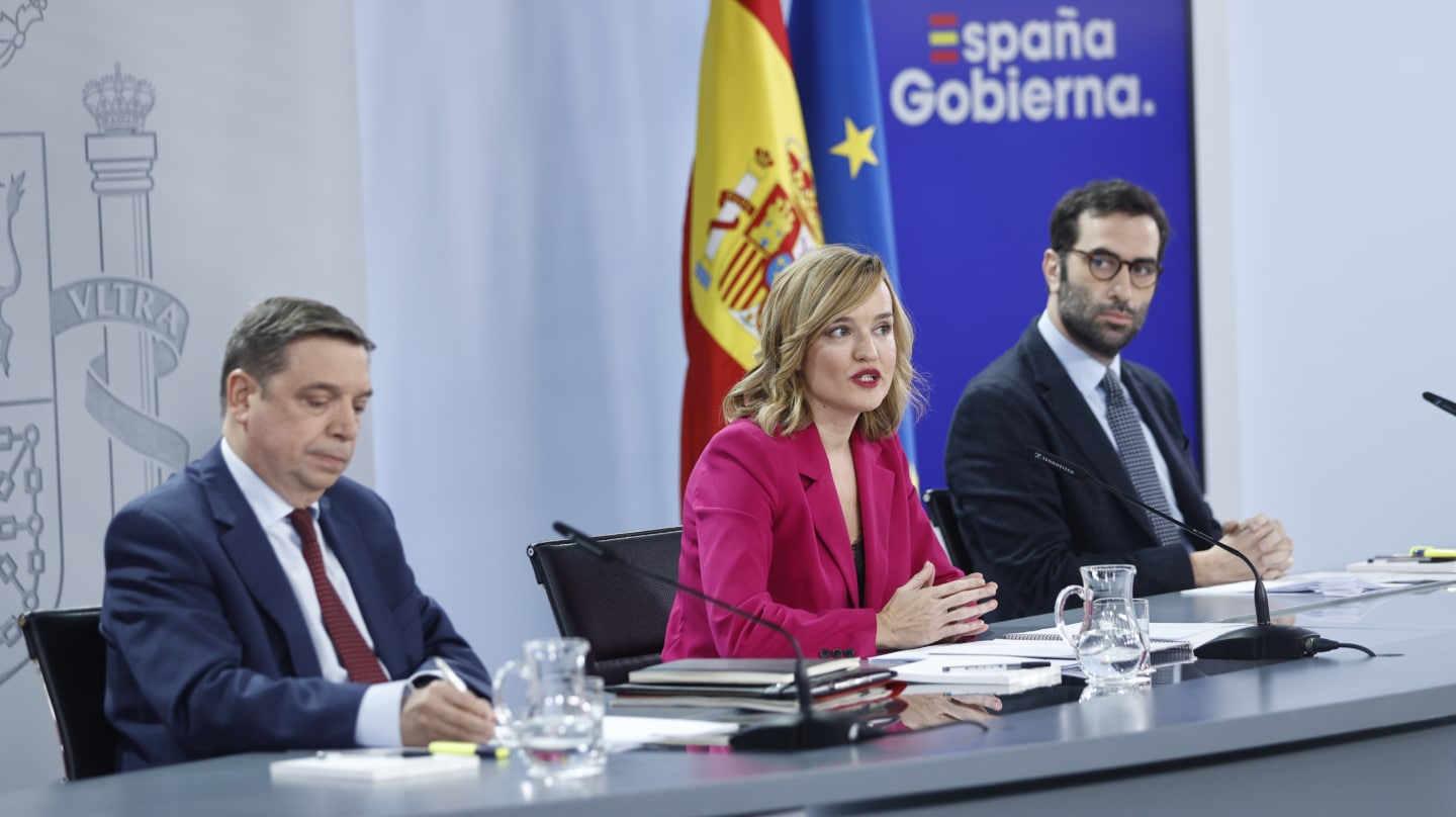 MADRID, 09/01/2024.- La ministra de Educación, Formación Profesional y Deportes y portavoz del Gobierno, Pilar Alegría (c), junto a los ministros de Agricultura, Luis Planas (i) y de Economía, Carlos Cuerpo (d), durante la rueda de prensa ofrecida tras la reunión del Consejo de Ministros, este martes en el Palacio de La Moncloa. EFE/ Rodrigo Jimenez