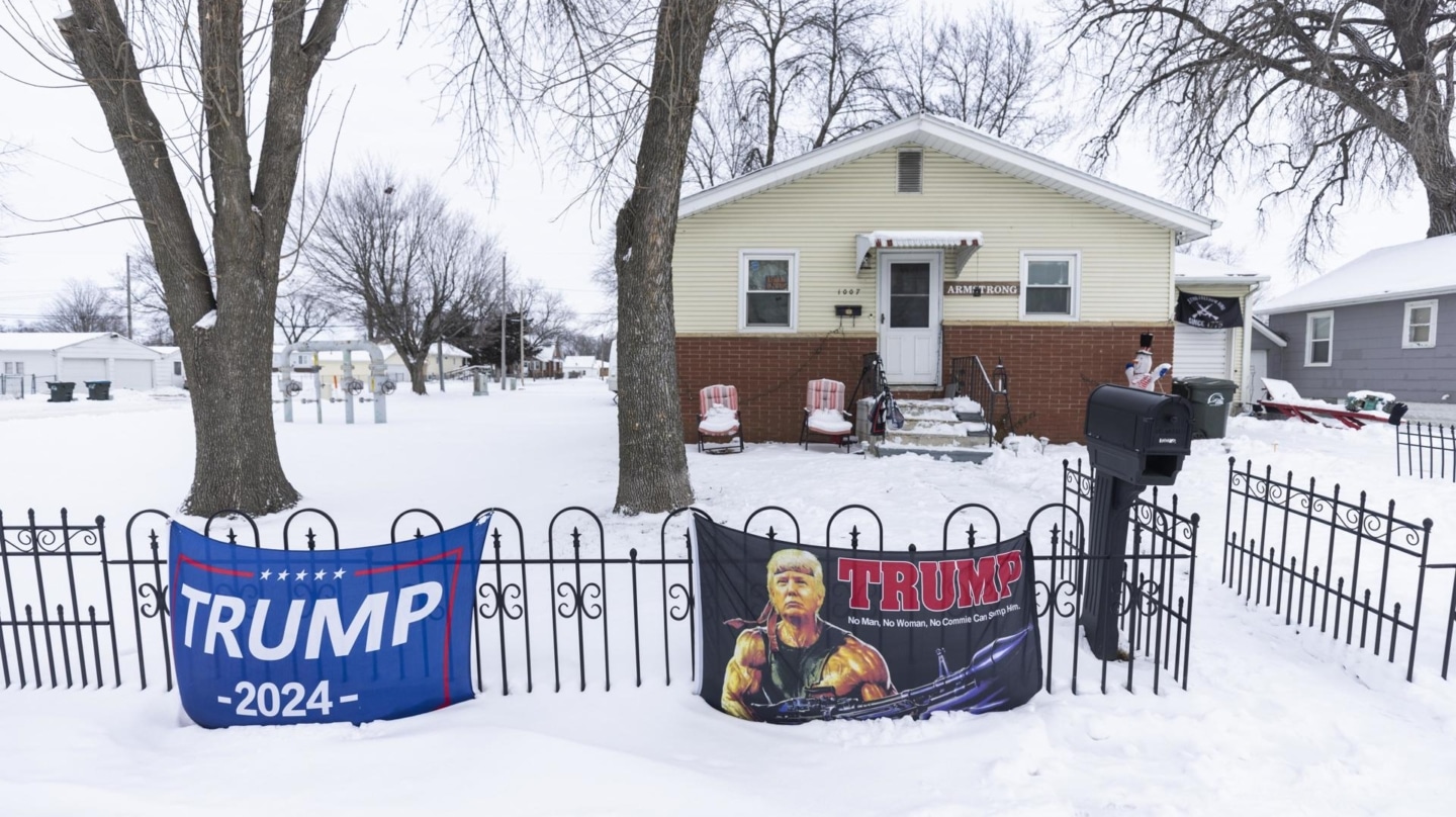 Carteles de apoyo a Trump en Fort Dodge, Iowa.