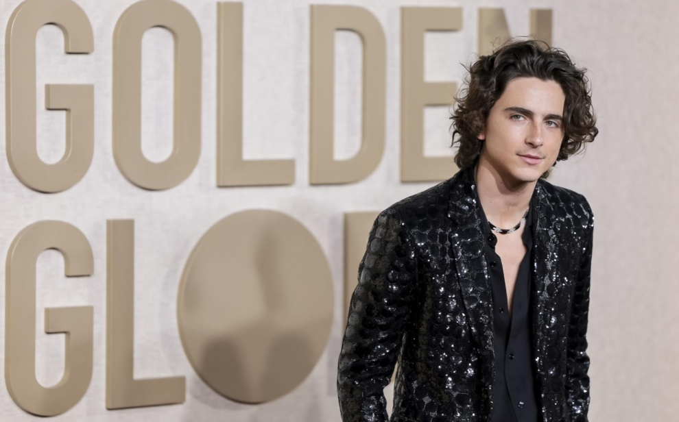 Timothée Chalamet posa en la alfombra roja de los Globos de Oro 2024 sin Kylie Jenner.