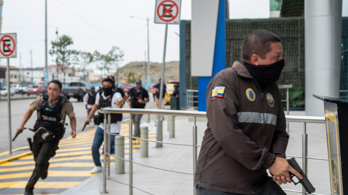 Agentes de la Policía Nacional de Ecuador ingresan en las instalaciones del canal TC Televisión horas después de ser asaltado por un grupo de hombres