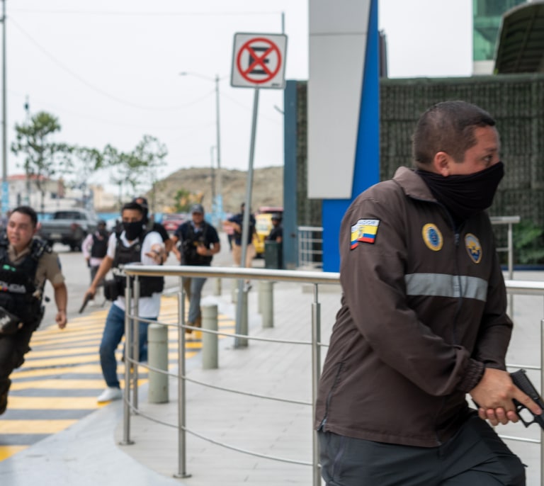 La "experiencia traumática" de una rehén que se escondió en el baño durante el asalto a la televisión ecuatoriana