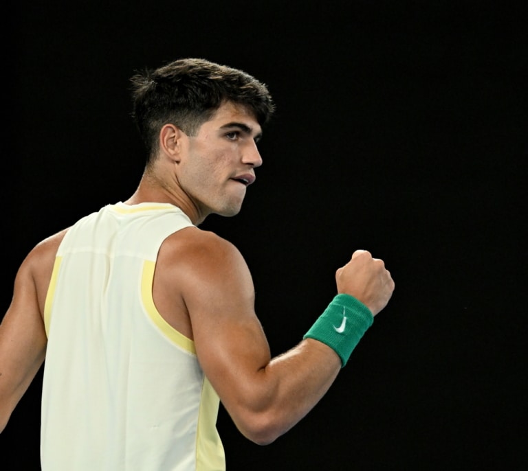 Carlos Alcaraz atropella a Gasquet en su estreno en Melbourne