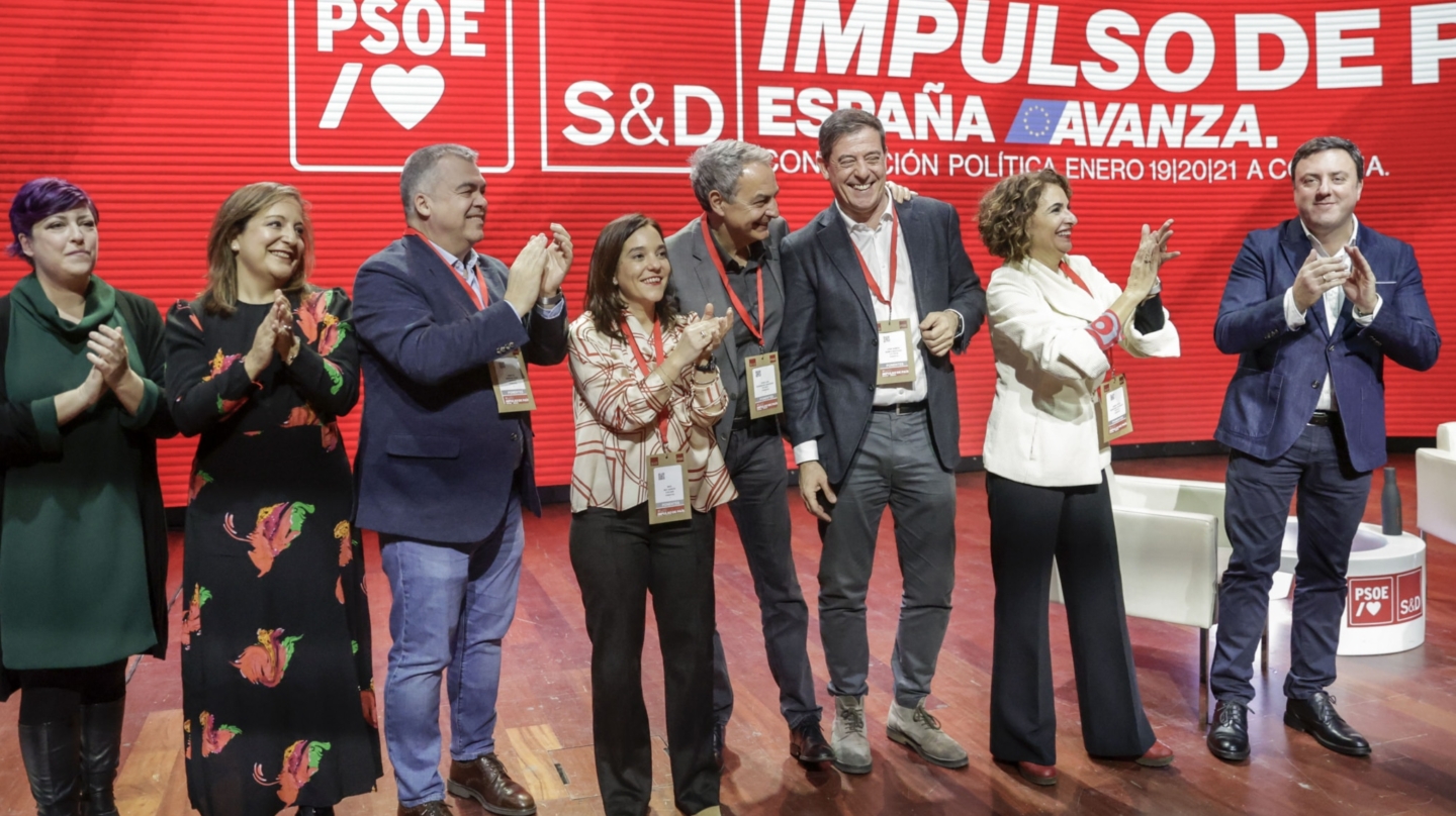 A CORUÑA, 19/01/24.- El expresidente del Gobierno José Luis Rodríguez Zapatero (4d), la ministra de Hacienda, María Jesús Montero (2d), el candidato socialista a la Xunta, José Ramón Gómez Besteiro (3d), la alcaldesa de A Coruña, Inés Rey (4i), el secretario de Organización del PSOE, Santos Cerdán (3i) y la presidenta de la Alianza Progresista de Socialistas y Demócratas en el Parlamento Europeo, Iratxe García (2i), durante la convención que los socialistas han celebrado hoy viernes en A Coruña. EFE/Cabalar.