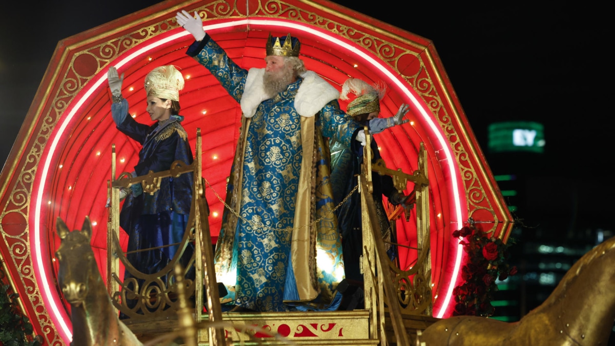 Las cabalgatas de los Reyes Magos sortean frío, nieve y lluvia repartiendo ilusión por toda España