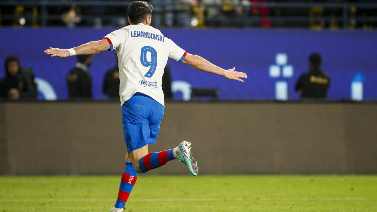 El delantero del Barcelona Robert Lewandowski celebra tras marcar ante Osasuna, durante la segunda semifinal de la Supercopa de España
