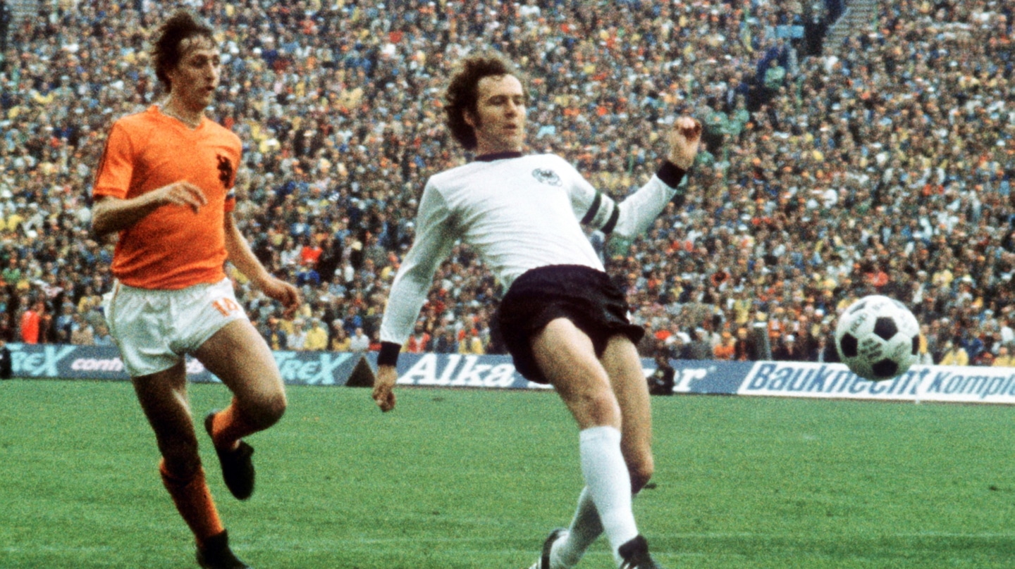 Franz Beckenbauer de Alemania (a la derecha) y Johan Cruyff de los Países Bajos (a la izquierda) en acción por el balón durante la final de la Copa Mundial de la FIFA de 1974 entre Alemania y los Países Bajos en Múnich, Alemania