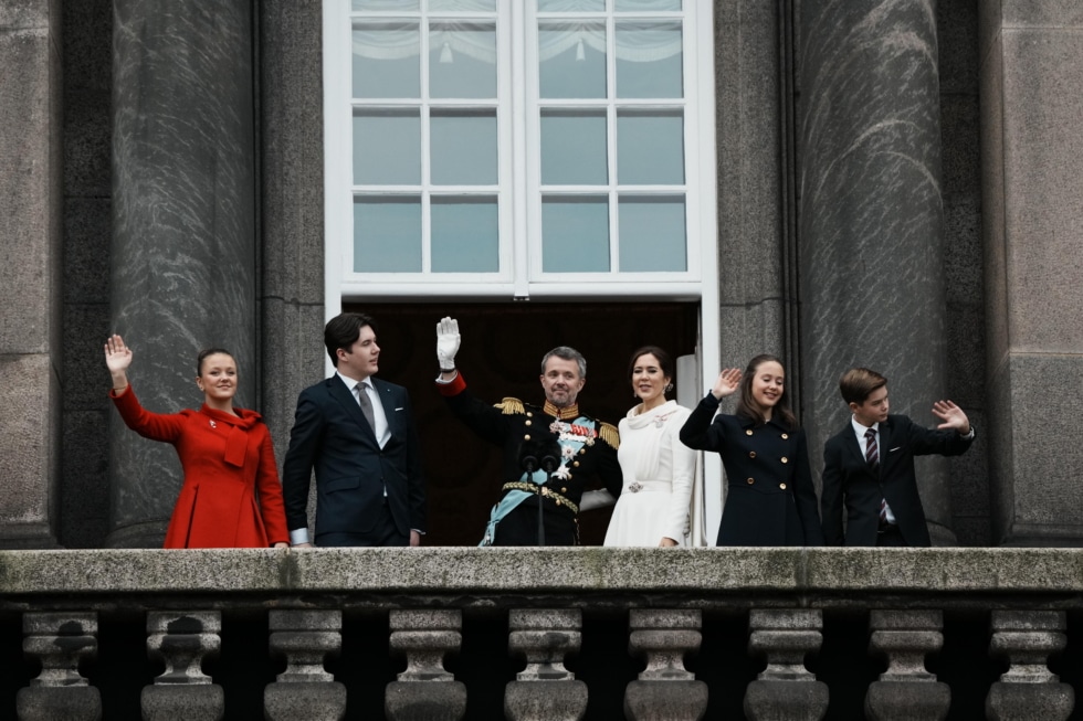 LLa familia real danesa saluda a los presentes tras la proclamación como rey de Federico X