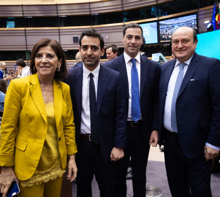 El PNV exhibe en Bruselas a su candidato a lehendakari 20 días antes de ser proclamado