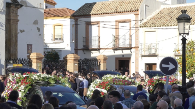 Más de 2.000 vecinos de Morón de la Frontera (Sevilla) han despedido este sábado al padre y sus dos hijos fallecidos en el accidente múltiple de tráfico ocurrido el jueves en el tramo de la autovía A-4 que atraviesa Santa Cruz de Mudela (Ciudad Real).