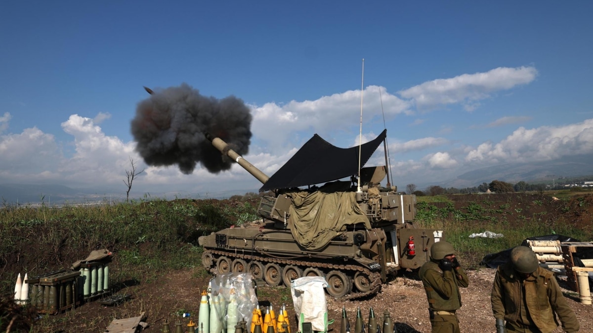 Una unidad de artillería israelí dispara hacia un objetivo en el Líbano desde un lugar no revelado en la frontera entre Líbano e Israel, Israel, el pasado jueves.