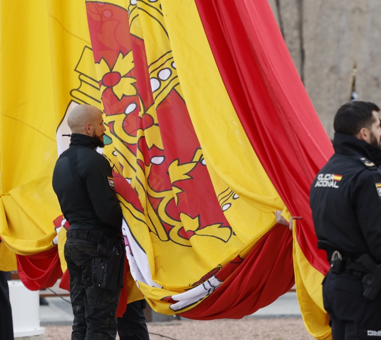 200 años de la Policía: así ha sido el izado de la bandera en Colón