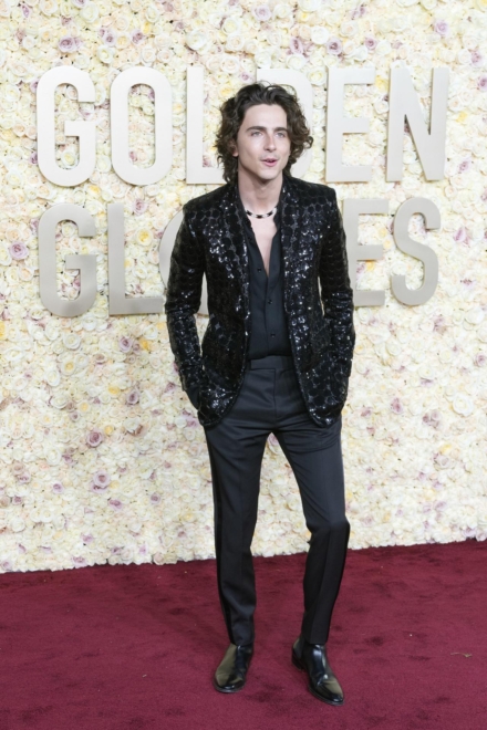 Timothée Chalamet posa en la alfombra roja de los Globos de Oro 2024 sin Kylie Jenner. 