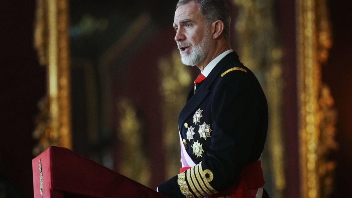 Felipe VI destaca el papel de las Fuerzas Armadas en la defensa de la Constitución