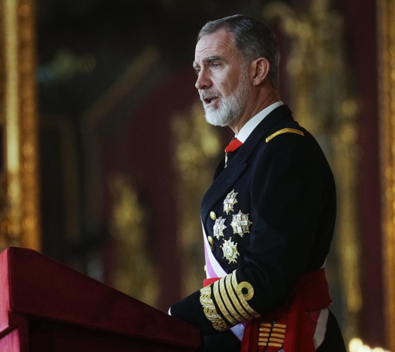 Felipe VI destaca el papel de las Fuerzas Armadas en la defensa de la Constitución