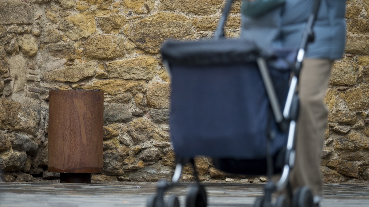 Encuentran un bebé muerto en una papelera en Girona