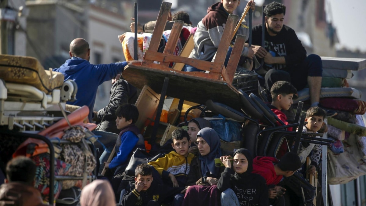 Éxodo de residentes en los campos de refugiados de Al Nuseirat y Al Bureij.