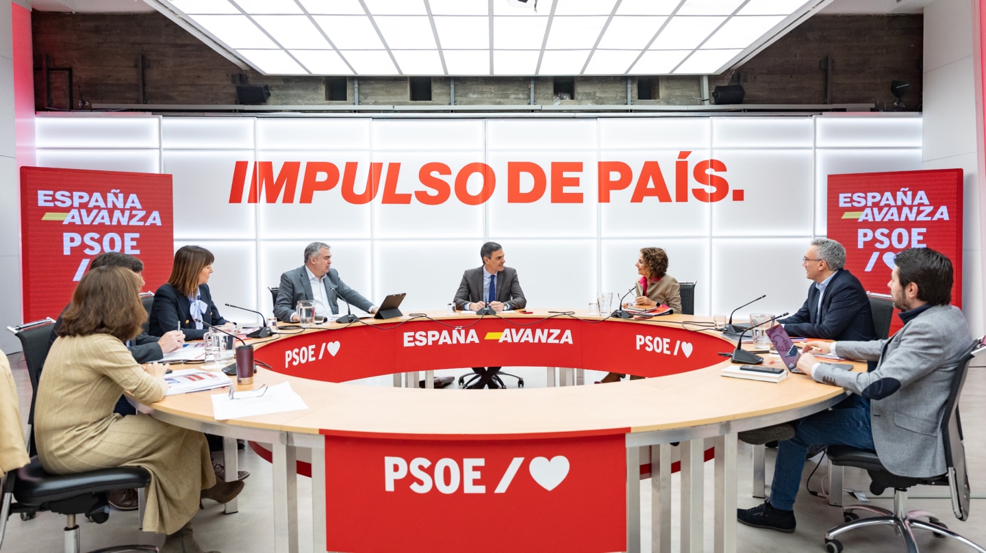 El secretario general del PSOE y presidente del Gobierno, Pedro Sánchez (c), la vicesecretaria general del partido y vicepresidenta primera del Gobierno, María Jesús Montero (c-d), y el secretario de Organización del partido, Santos Cerdán (c-i), conversan este lunes durante la reunión del comité organizador de la convención política del PSOE en Ferraz, este 15 de enero de 2024.