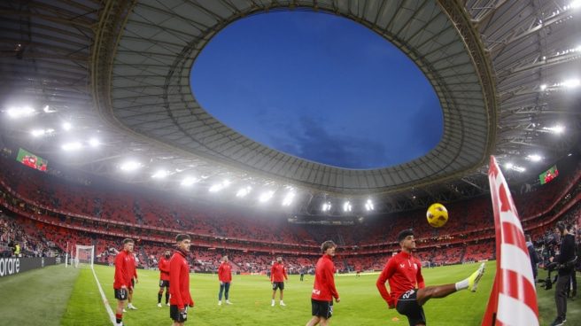Futbolistas del Athletic calientan antes del partido de la vigésima jornada de LaLiga frente a la Real Sociedad