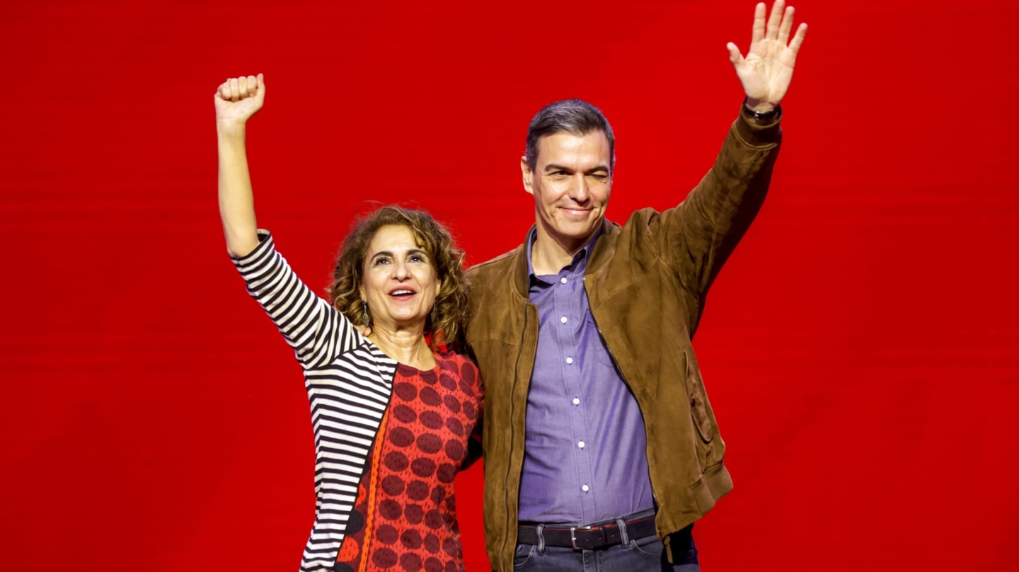 A CORUÑA, 21/01/2024.- El presidente del Gobierno y líder del PSOE, Pedro Sánchez (d) junto con la vicepresidenta primera y ministra de Hacienda, María Jesús Montero (i) durante la clausura de la convención del partido que se ha celebrado este domingo en A Coruña. EFE/Cabalar