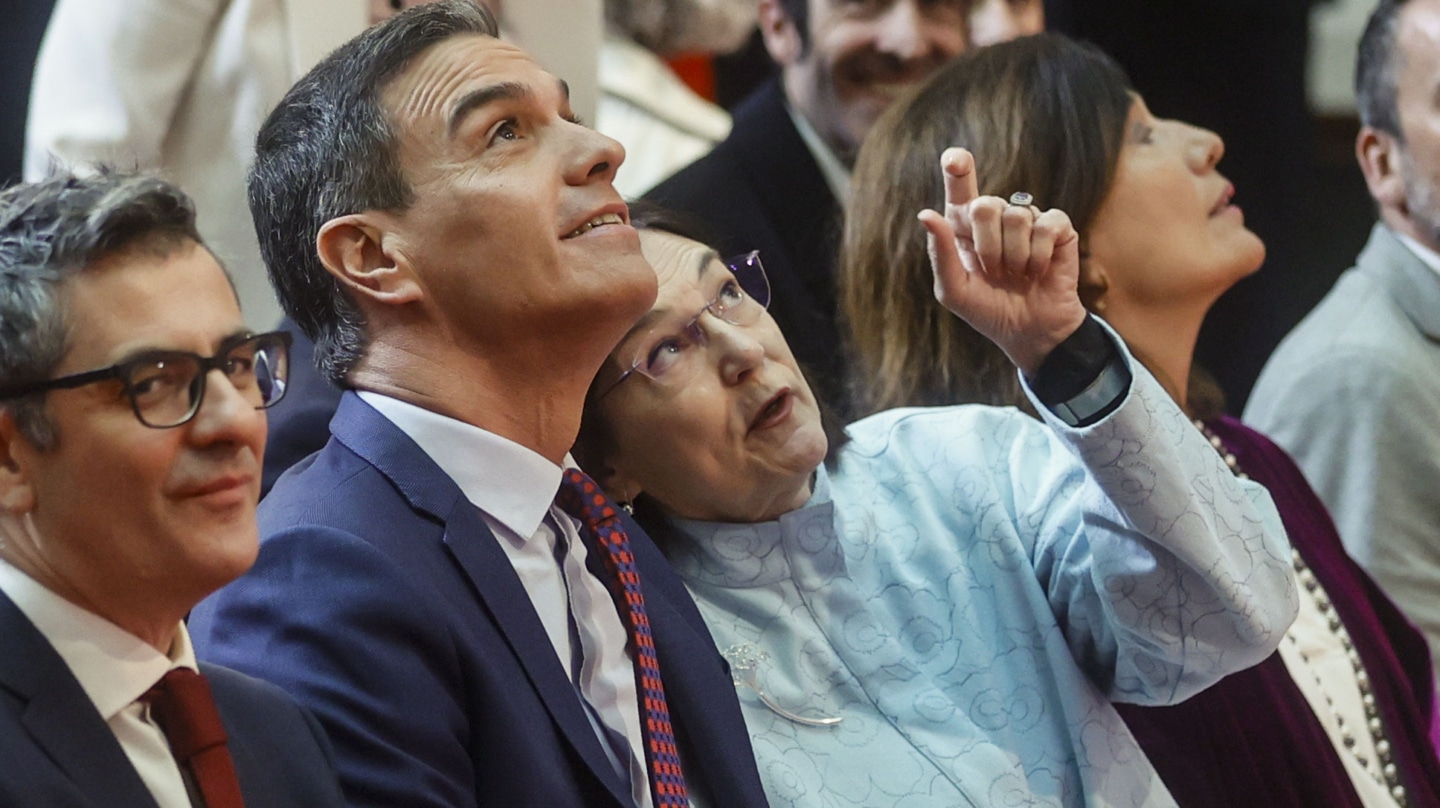 MADRID, 29/01/2024.- El presidente del Gobierno, Pedro Sánchez, atiende unas indicaciones de la presidenta de la Comisión Nacional de los Mercados y la Competencia, Cani Fernández Vicién (3i), en presencia del ministro de la Presidencia, Justicia y Relaciones con las Cortes, Félix Bolaños (i), durante la presentación de la Estrategia sobre menores, salud digital y privacidad de la Agencia Española de Protección de Datos, una iniciativa que entre otras cuestiones aborda el problema del acceso al porno por parte de los niños y adolescentes. EFE/Fernando Alvarado