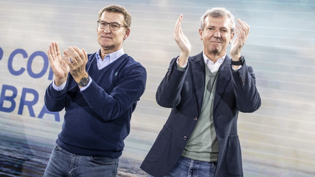 El presidente del PP, Alberto Núñez Feijóo (i) y el presidente del PP de Galicia, Alfonso Rueda, este domingo durante la clausura la XXVI jornada interpalamentaria 'Cumplir con la palabra'en Ourense.