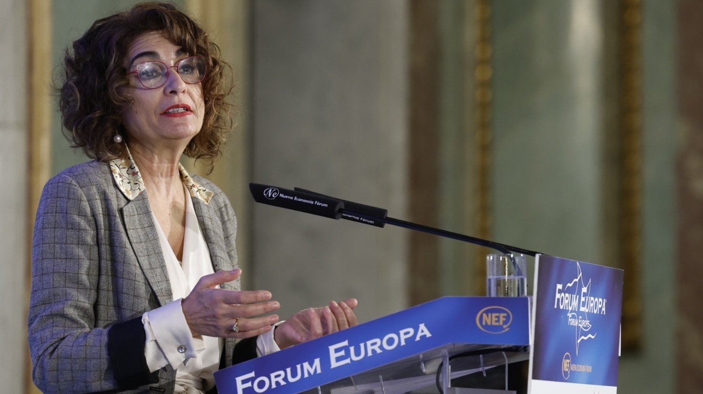 MADRID, 11/01/2024.- La ministra de Hacienda, María Jesús Montero, presenta a la ministra para la Transición Económica, Teresa Ribera, durante un desayuno informativo organizado por Nueva Economía Fórum, este jueves en Madrid. EFE/ Javier Lizón